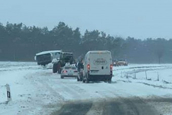 A MÁV elesett a tavaszi havazásban délen, de az autósoknak is feladta a leckét