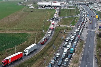 40 kilométeres sor alakult ki Hegyeshalomnál