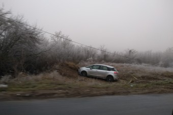 Miért potyognak sorra az árokba a kocsik ebben a kereszteződésben?