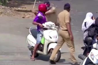 Indiában bottal ütik a rendőrök azt, aki megszegi a kijárási tilalmat