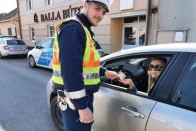 Nőnap alkalmából a szabályosan közlekedő hölgyeket ajándékozták a rendőrök 2