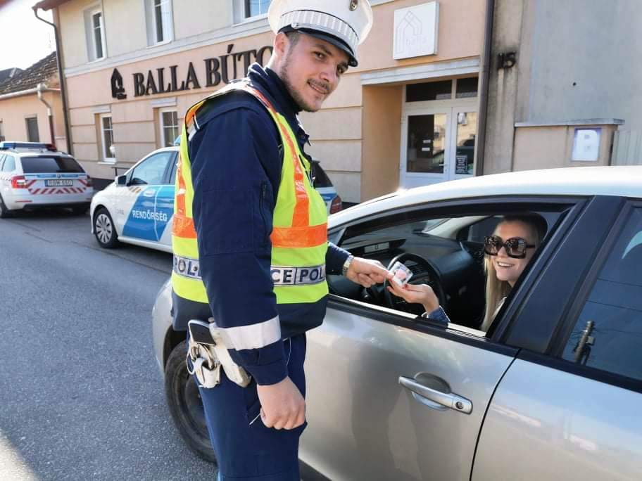 Nőnap alkalmából a szabályosan közlekedő hölgyeket ajándékozták a rendőrök 1