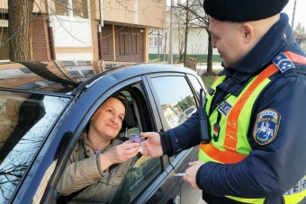 Nőnap alkalmából a szabályosan közlekedő hölgyeket ajándékozták a rendőrök