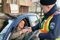 Nőnap alkalmából a szabályosan közlekedő hölgyeket ajándékozták a rendőrök 9