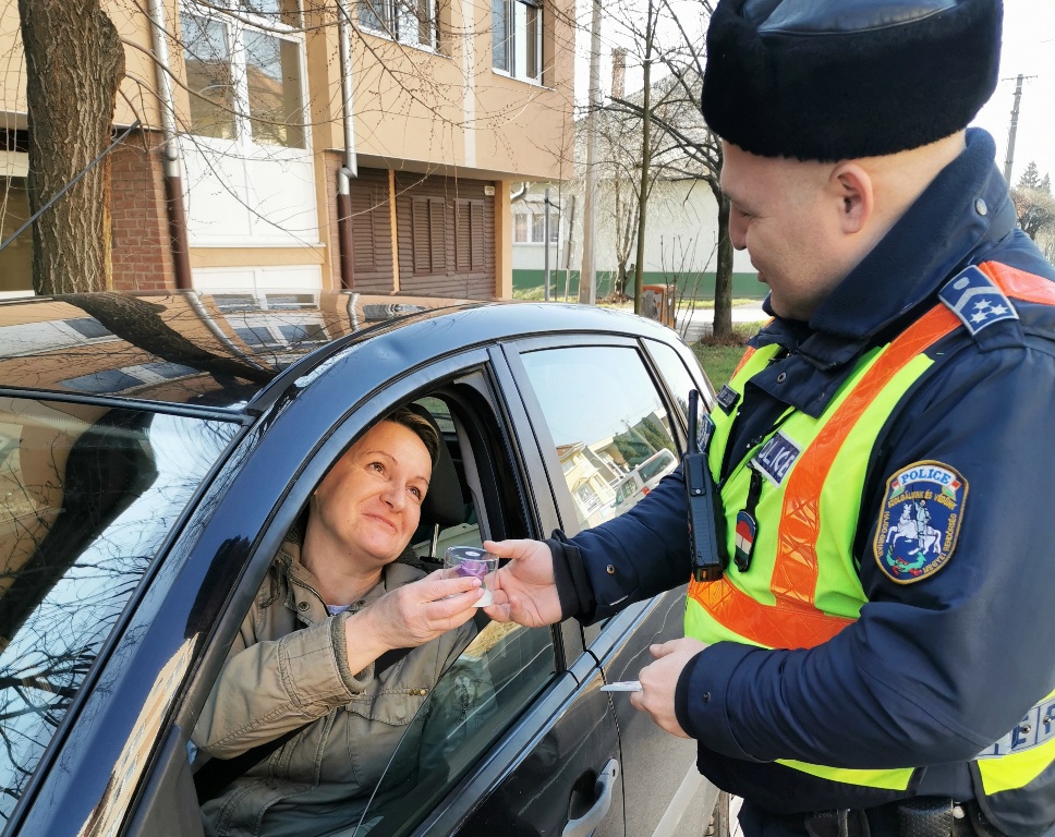 Nőnap alkalmából a szabályosan közlekedő hölgyeket ajándékozták a rendőrök 5