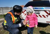 Nőnap alkalmából a szabályosan közlekedő hölgyeket ajándékozták a rendőrök 10