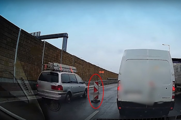 Nettó pofátlanság, ahogy ez az autós fittyet hányt a sávlezárásra – videó