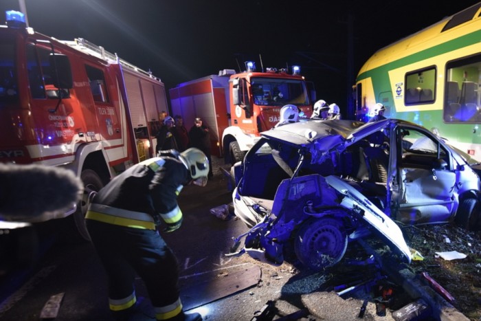 Mobilozó autóst sodort el a vonat