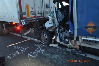 Indokolatlan lassúsággal okozott halálos balesetet a kamionos az M30-ason