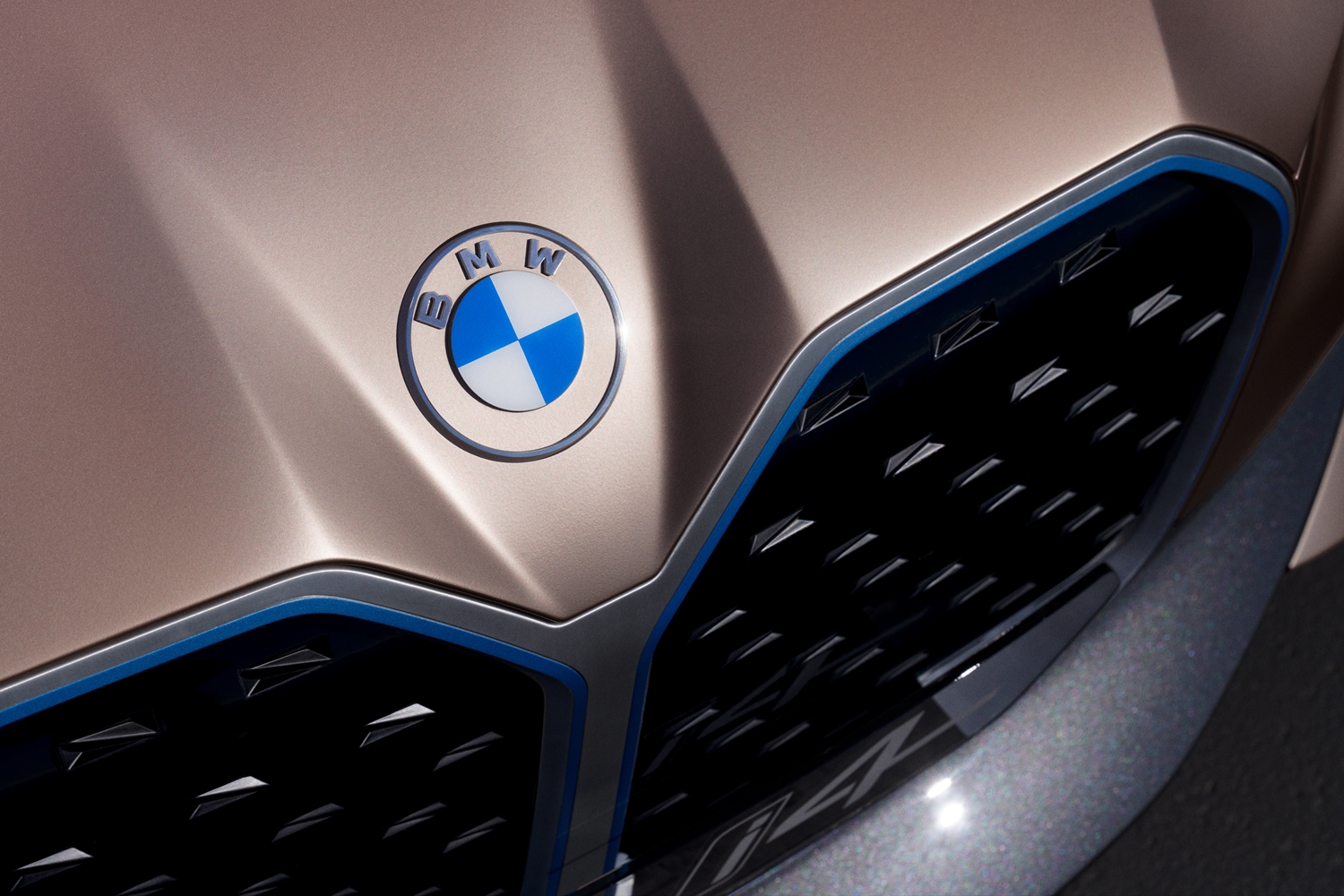 Felvillanyozó elektromos autó lesz a BMW i4-es 12