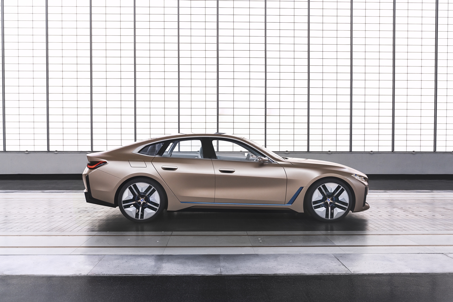 Felvillanyozó elektromos autó lesz a BMW i4-es 5