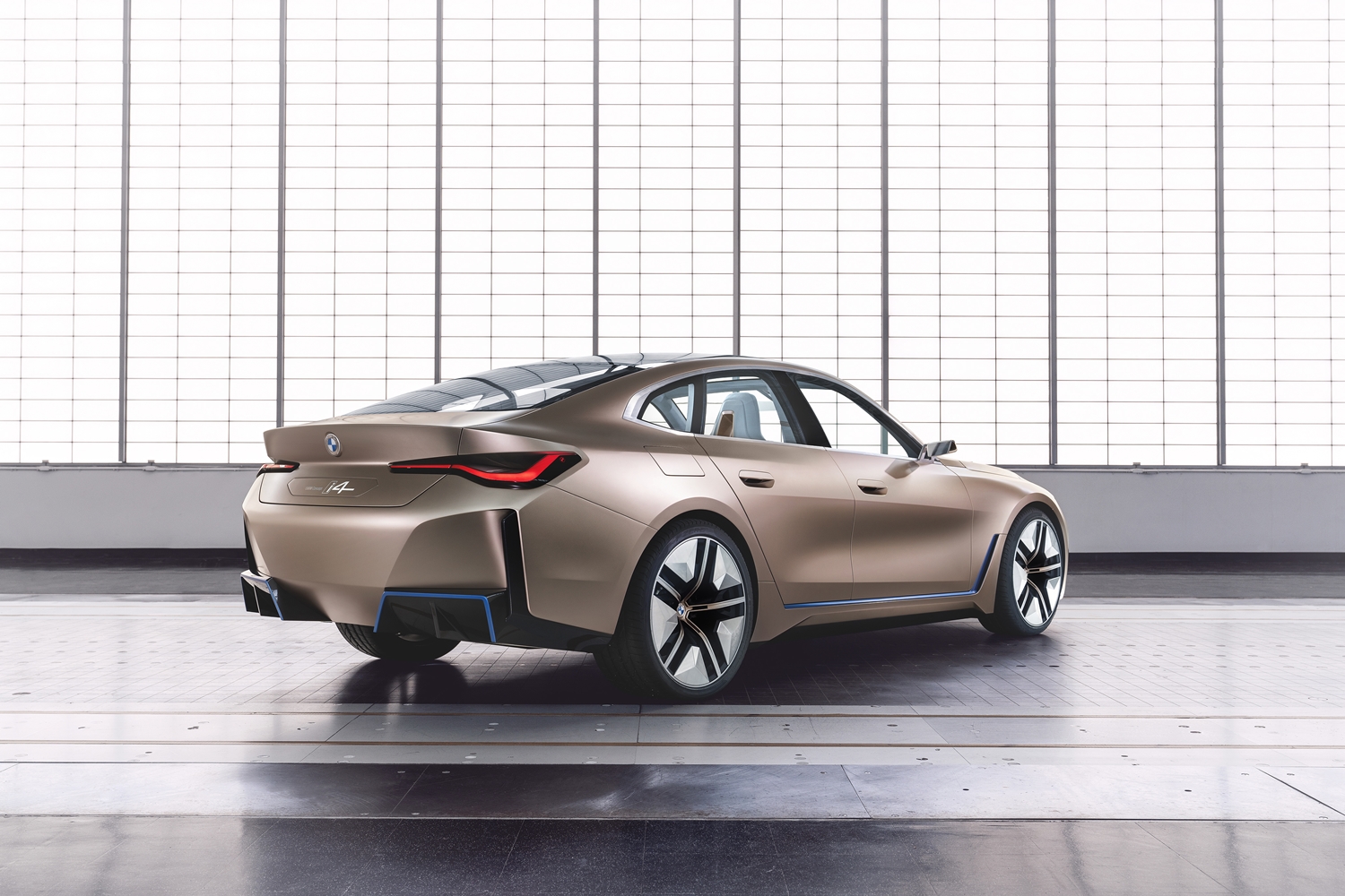 Felvillanyozó elektromos autó lesz a BMW i4-es 3
