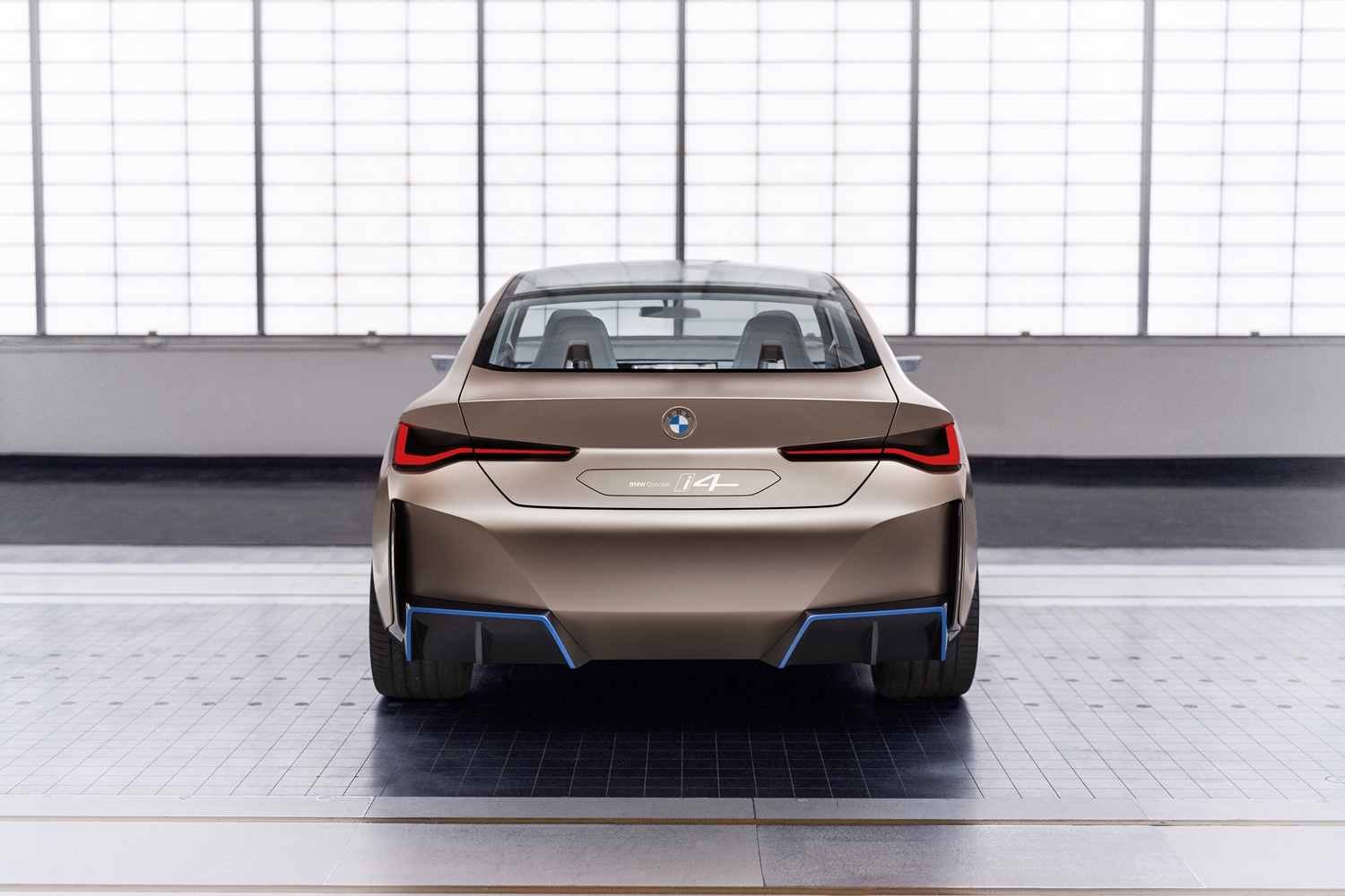 Felvillanyozó elektromos autó lesz a BMW i4-es 6