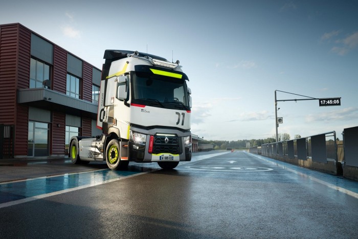 Ilyen egy nyerges, amit az autóversenyzés inspirált 1 | Vezess Ilyen egy nyerges, amit az autóversenyzés inspirált 1