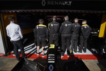 F1: A Renault is hazaküldte a dolgozókat