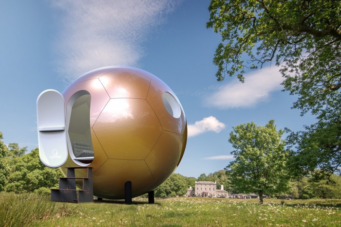 Bújj el egy futurisztikus focilabdába a világ elől!