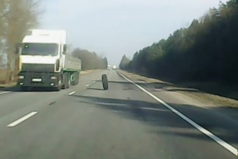 Elkerülhetetlen balesetet okozott a kamion elszabaduló kereke