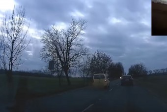 Hogy mert belekezdeni ebbe az előzésbe ez a suzukis?