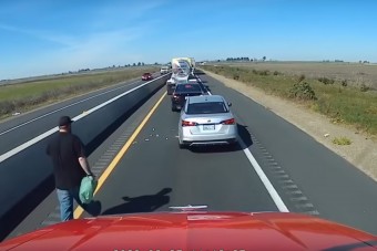 Az autós simán kidobált egy halom szemetet a dugóban, a kamionosnak ez nem tetszett