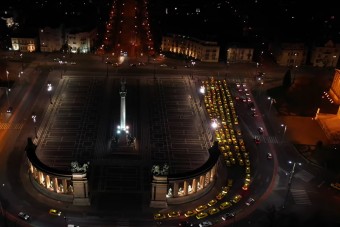 A taxisok éjszaka felsorakoztak a Hősök terénél a kórházi dolgozók előtt tisztelegve