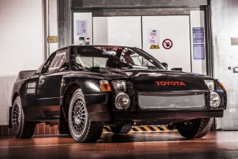 Egy percet sem versenyzett a legbrutálisabb Toyota raliautó