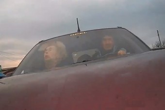 Nem kapcsolt biztonsági övet, lefejelte a szélvédőt és kitört a foga