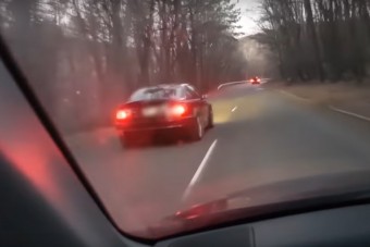 Egy porschés és egy BMW-s nyomott egy könnyed versenyt a Pilisben