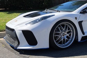 Ki nem találod, hogy milyen autó rejtőzik a gúnya alatt!