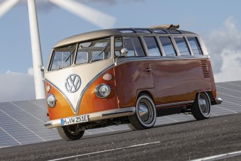 Veterán busznak álcázott öröm-villanyautó