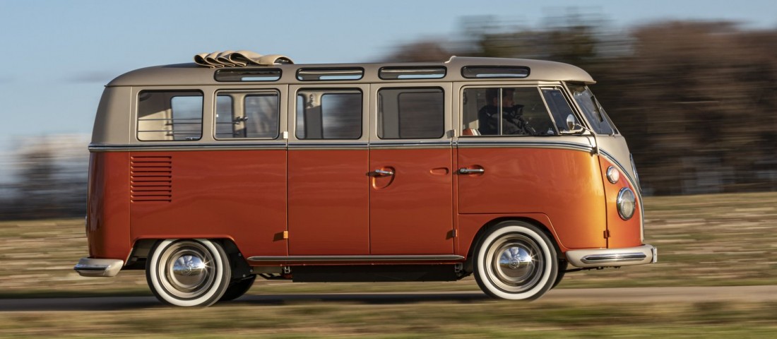 Veterán busznak álcázott öröm-villanyautó