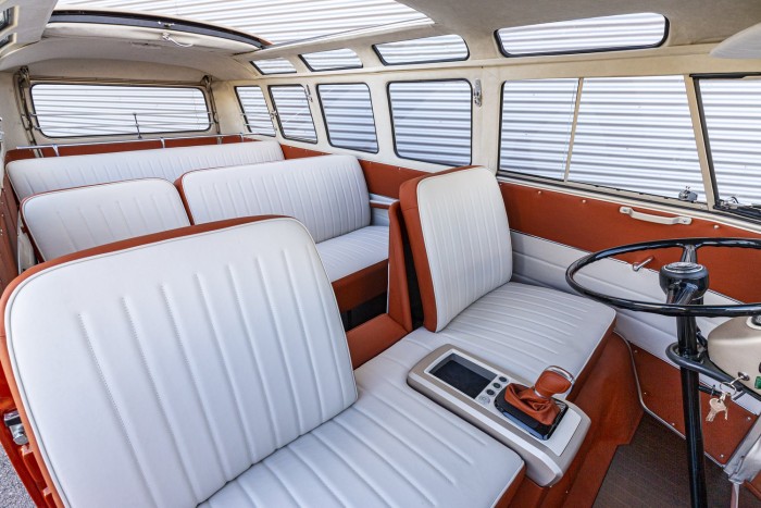 Veterán busznak álcázott öröm-villanyautó 8