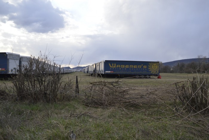 A budaörsi repülőtéren állnak a Waberer’s félpótkocsijai 1