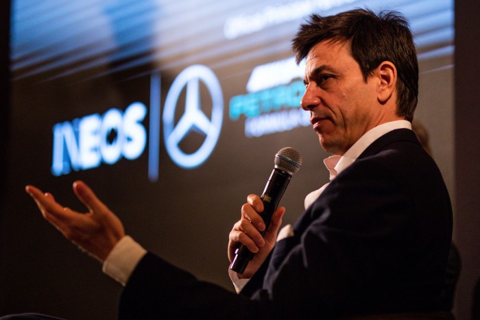 F1: Hátrébb lép a Mercedes-főnök