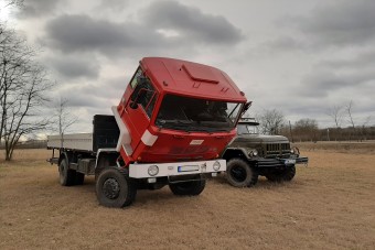 Oldtimer Csepellel és Zillel szállítják a méheket