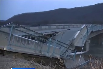 Összeomlott a híd az autós előtt, a fedélzeti kamera mindent rögzített