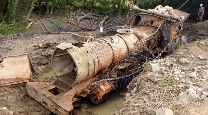 Két komplett mozdonyt találtak egy új-zélandi folyó iszapjában 1