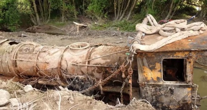 Két komplett mozdonyt találtak egy új-zélandi folyó iszapjában 2