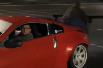 Arccal tompította az esést a spoilerbe kapaszkodó utas