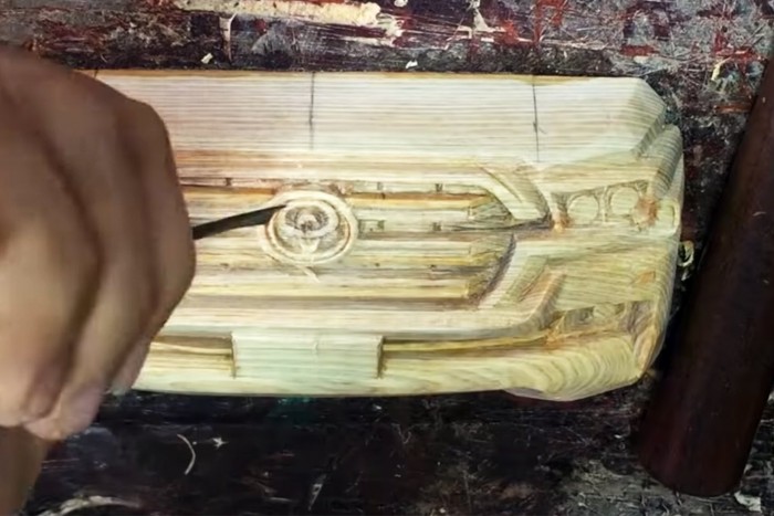 Fából farag terepjárót ez az ügyes legény