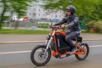 90-nel száguld a német villanybicikli!