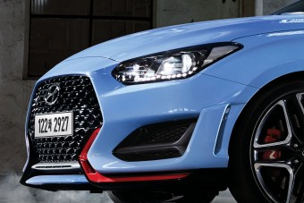 Világító ülés és gondolkodó váltó a Hyundai új sportautójában