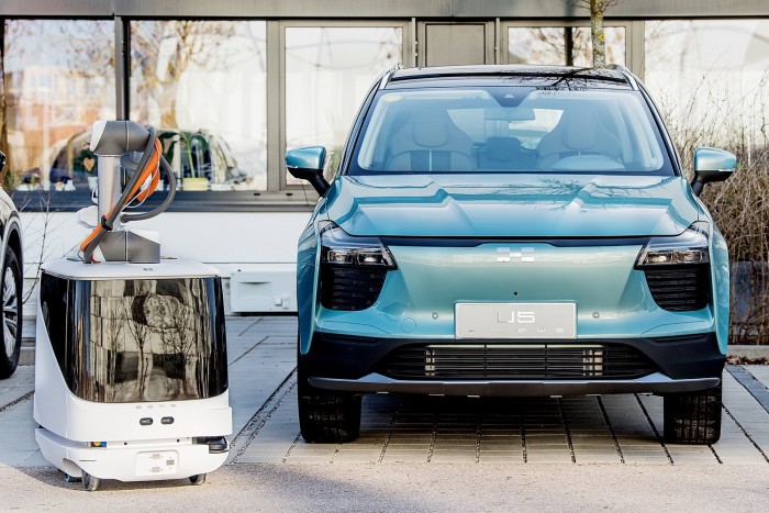 Károly, a robot tölti a kínai villanyautót