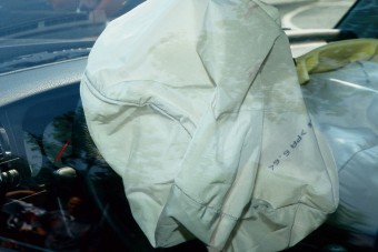 Sportkocsi, amiben ok nélkül arcba vág a légzsák