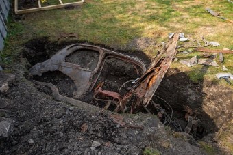 Autót talált a földben egy férfi kertészkedés közben