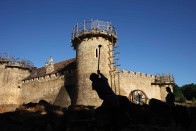 Középkori módszerekkel épül egy francia vár 16