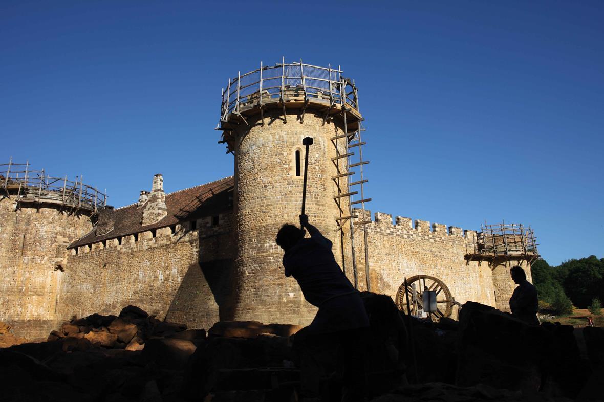 Középkori módszerekkel épül egy francia vár 7