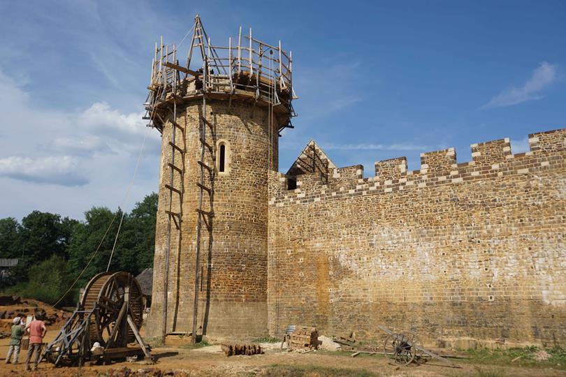 Középkori módszerekkel épül egy francia vár 9