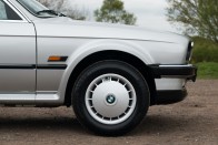 35 évesen is friss ez az összkerekes BMW E30 21