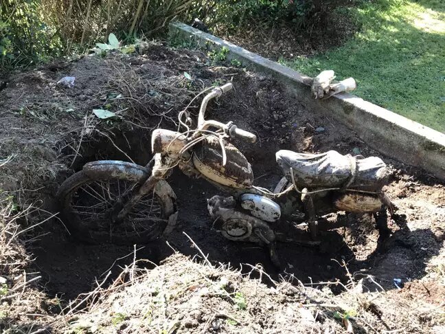 Öreg motort talált az unalmában kertészkedő férfi 2 | Vezess Öreg motort talált az unalmában kertészkedő férfi 2