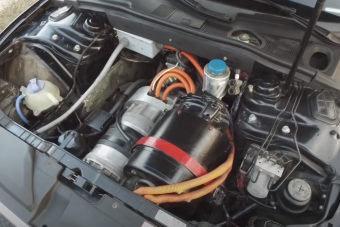 Tesla hajtással bolondították meg ezt az Audi S5-öst